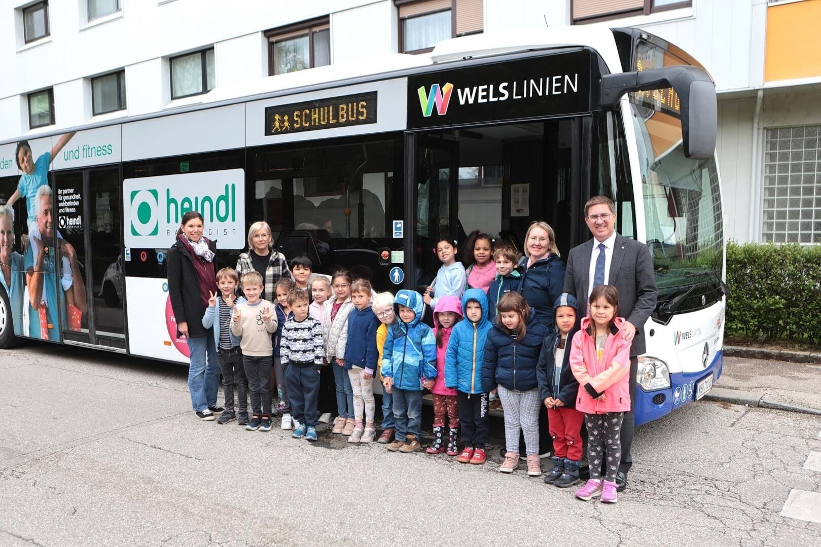 Kindergarten vor Wels Linien Bus